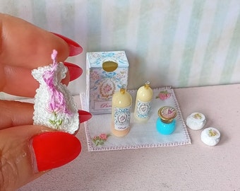 NUEVO**Juego de baño Dollhouse Deluxe de 8 piezas. 1:12 Complementos de baño en miniatura para casas de muñecas. Miniatura de casa de muñecas de perfumería.
