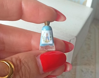 Miniaturowy krem do ciała dla lalek w domku dla lalek. 1:12 Miniaturowa wanna dla dziecka "Just Born" do domków dla lalek. Miniatura perfum w domku dla lalek.