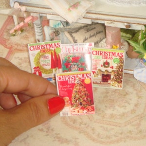 Miniaturas para casas de muñecas, cuatro revistas navideñas. Libros y revistas en miniatura para casas de muñecas en escala 1:12.