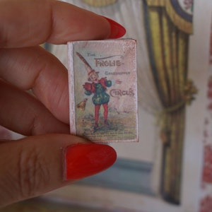 NOUVEAU** Maison de poupée Le cirque Frolie livre 1:12 Mini-bibliothèque de livres miniatures pour maisons de poupées, collection de poupées. Articles pour maison de poupée pour enfants.