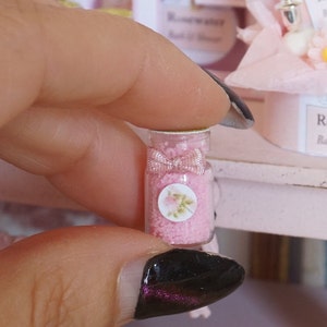 NEU** Dollhouse Rosenwasser aromatisches Badesalz. 1:12 Miniatur Badezubehör für Puppenhäuser. Parfümerie Puppenhaus Miniatur.