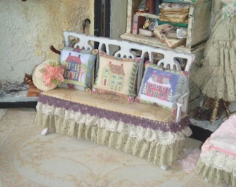 Vintage poppenhuiskussens. 1:12 miniatuurkussen voor poppenhuizen.