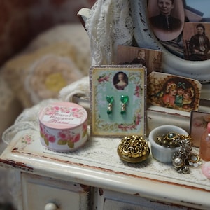 OOAK-Dollhouse oorbellen op een Franse kaart. 1:12 sieraden miniaturen voor verzamel aren. Dames Dollhouse complementen.