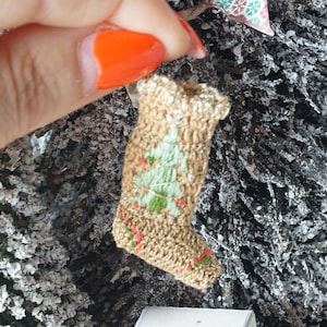 NOUVEAU** Bas de Noël brodés au crochet pour maison de poupée. 1:12 Maisons de poupées miniatures en bas de Noël. Décorations miniatures pour maisons de poupées.