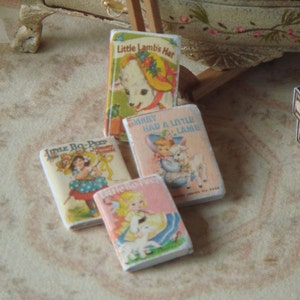 Livres de maison de poupée quatre de petits enfants d’agneau.  01:12 livres enfants de maison de poupée Miniature.