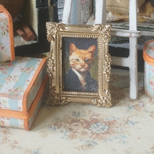 NUOVO**Immagine romantica con cornice francese per casa delle bambole. Immagine in tessuto con stampa per casa delle bambole in miniatura, scala 1:12. Decorazione in miniatura in stile brocante, oro.