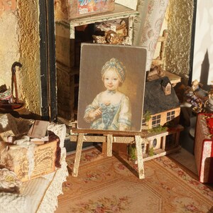 NEU** Puppenhaus Vintage französische Tafel. Shabby Schlossbrocanteplatte. 1:12 Puppenhaus Verkleidungen. Puppenhaus Shabby Vintage Dekor Puppenhaus Malerei.