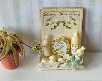 NUEVO**Perfume de casa de muñecas Display White Peony Collection. 1:12 Complementos de baño en miniatura para casas de muñecas. Miniatura de casa de muñecas de perfumería.