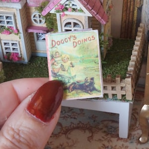 NEU**Doggys tun Kinderbuch. 1:12 Miniatur für Puppenhäuser. Puppe Miniatur Buch Ephemera Bücher lesen Mini Bibliothek.