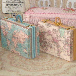 Valigie shabby vintage con mappa del mondo per case delle bambole. Valigia in miniatura in scala 1:12 per casa delle bambole.