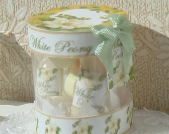Dollhouse White Peony Body care gift box. 1:12 Miniaturowe dodatki do kąpieli dla domków dla lalek. Miniatura domku dla lalek perfum.