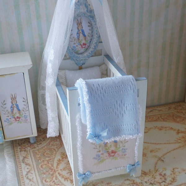 NOUVEAU** Couverture douce pour bébé bleu pâle pour maison de poupée. Le bébé miniature à l'échelle 1:12 complète la décoration de la chambre des enfants. Linge de lit bébé rose.