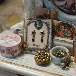 OOAK-boucles d’oreilles de maison de poupée sur une carte de français. 1:12 Bijoux miniatures pour les collectionneurs. Compléments de maison de poupée dames.