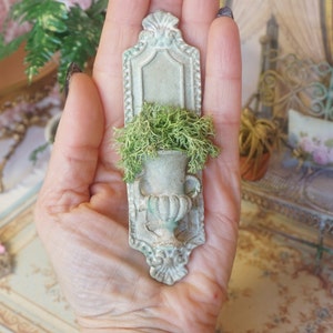 NEU** Puppenhaus Brocante Wandplatte im Barockstil. 1:12 reich verzierter Miniatur Kronleuchter Shabby Rokoko Dekor Kerze Puppenhaus.