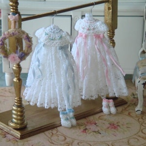 Maison de poupée Miniature Robe de baptême et chaussons blancs pour maison de poupée. Robe de baptême à l'échelle 1:12, collectionneurs de vêtements pour bébés miniatures.