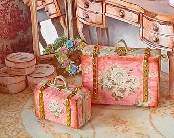 NUOVE**valigie Shabby Vintage in miniatura per casa delle bambole. Valigia in miniatura in scala 1:12 per casa delle bambole. Decorazioni per valigie per casa delle bambole per collezionisti di miniature.