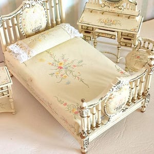 Casa de muñecas JBM en miniatura a escala 1:24, juego de dormitorio~ Pintado a mano ~ cama- comoda- silla- tocador- complementos.