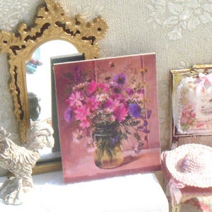 Poppenhuis shabby vaas met rozen foto. 1:12 poppenhuisminiatuurpanelen. Mini bloemenfoto voor poppenhuis. Poppenhuis met Frans decor.