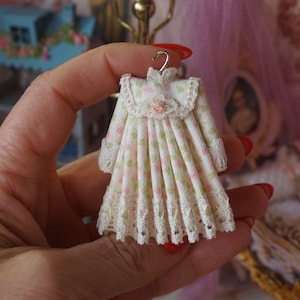 OOAK-Puppenhaus Mädchen Besticktes Kleid. 1:12 Mädchen bestickte Kleidung. Miniatur Mantel und Kleid zum aufhängen für Puppenstube .