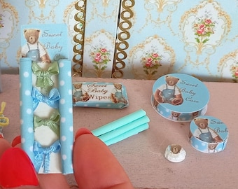 Zestaw dla niemowląt Baby Lote** Osiem elementów** Akcesoria do domku dla lalek Baby. 1:12 Miniaturowa wanienka Just Born Baby do domków dla lalek.