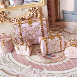 NUEVO**Juego de maletas románticas en miniatura para casas de muñecas. Tres maletas de equipaje en miniatura para casas de muñecas. Equipaje en miniatura 1:12. Coleccionista de miniaturas.
