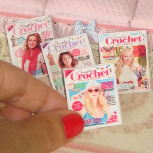 Casa de muñecas miniatura Croched cuatro revistas. 1:12 miniatura libros y revistas para dollshouses.