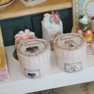 NOWOŚĆ**Dollhouse shabby pattiserie cake round boxes. 1:12 french Miniatur Collection. Dollhouse cake makaroniki cakes kolekcjoner.
