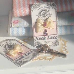 Poppenhuis Franse stijl kaart met nek kant brooche.1:12 poppenhuis miniatuur naaien.