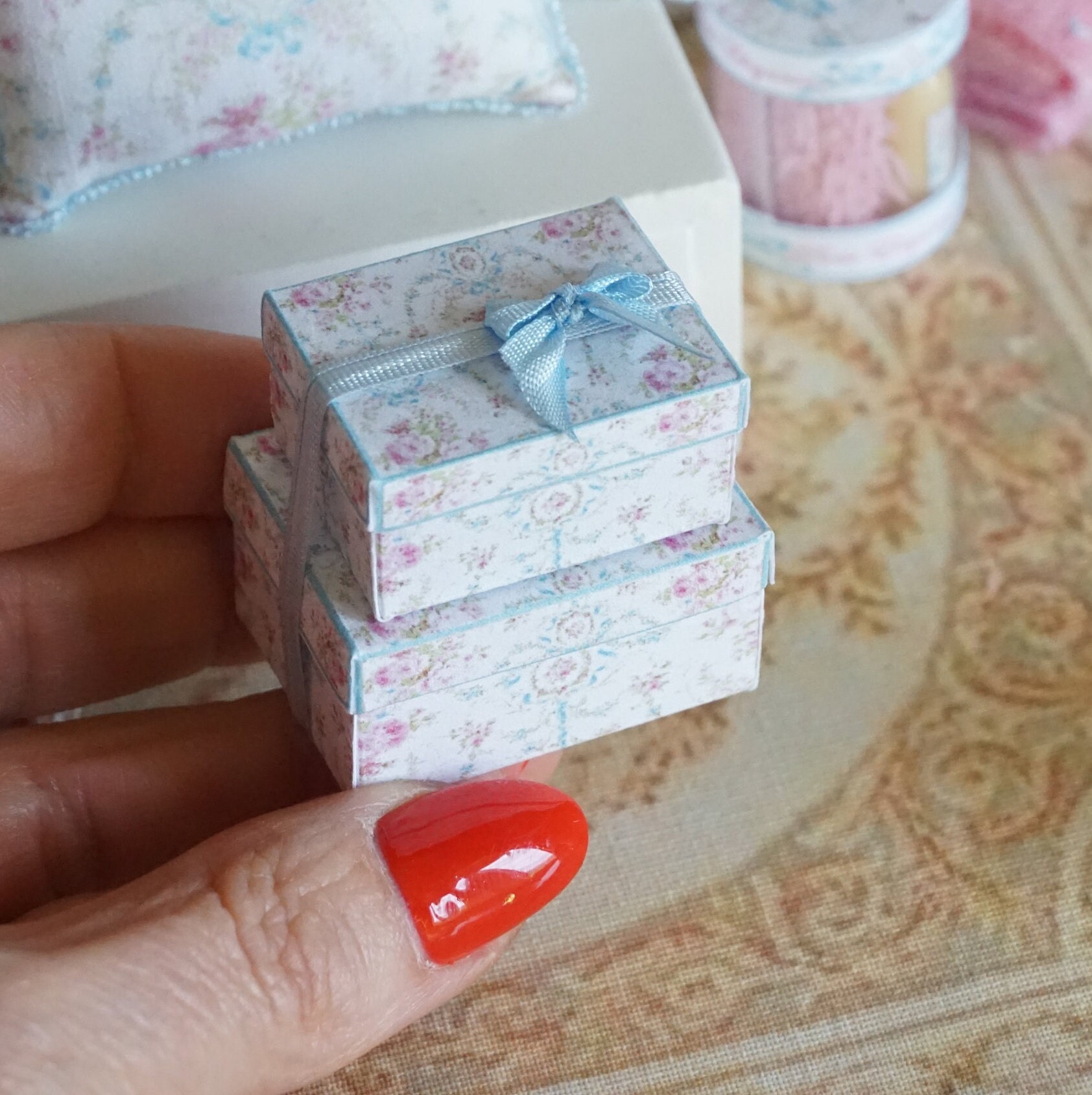 Vassoio Vanità Con Profumi In Miniatura – Scala 1:12 Per Casa Delle Bambole – Colore Rosa, Metallo E Resina
