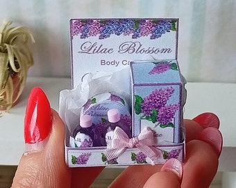 NUEVO**Perfume de casa de muñecas Display Lilac Blossom Collection. 1:12 Complementos de baño en miniatura para casas de muñecas. Miniatura de casa de muñecas de perfumería.