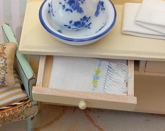 NUEVO**Toallas de lino bordadas para casa de muñecas rosas rococó. Complementos de baño en miniatura toallas de lino. Complemento de baño para casa de muñecas.