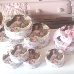 NEW***Dollhouse shabby romantic round boxes. 1:12 Miniature romantic boxes wardrobe decor complements ladies powder tiny boxes.
