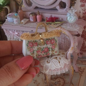 NEW**Dollhouse Victorian travel bag. 1:12 Dollhouse Miniature carpet travel  bag.Miniature complements and clothing ladies closet.