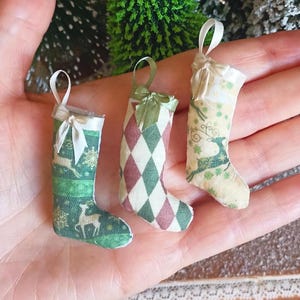 NIEUW**Poppenhuis GROENE nordic kerstsok. 1:12 miniatuur kerstsok voor poppenhuizen. Miniatuurornamenten voor poppenhuizen.