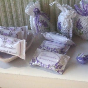 NOWOŚĆ**Chusteczki nawilżane lawendowe do domku dla lalek w miniaturze. 1:12 Miniaturowe akcesoria do kąpieli do domków dla lalek. Miniatura domku dla lalek z perfumami.
