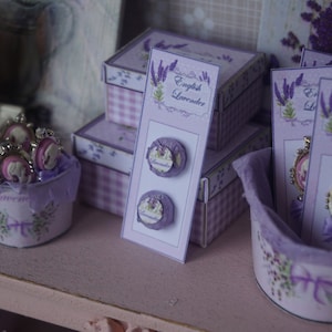 NOUVEAU**Dollhouse Savons miniatures à la lavande en carte. 1:12 Compléments de bain miniatures pour maisons de poupées. Parfumerie maison de poupée miniature.