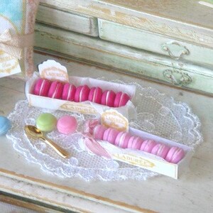Pudełko na makaroniki w kształcie domku dla lalek, ręcznie robione, skala 1:12, francuskie miniatury cukiernicze do domków dla lalek. Makaroniki z francuskiego ciasta w stylu shabby chic.