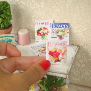 Casa de muñecas miniatura flores cuatro revistas. 1:12 miniatura libros y revistas para dollshouses.