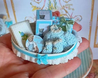 NOWOŚĆ**Dollhouse Oval baby body care gift box. 1:12 Miniaturowa wanna dla niemowląt just born do domków dla lalek. Miniatura domku dla lalek perfum.