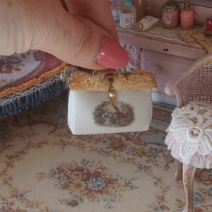 NEU**Dollhouse viktorianischen Reisetasche. 01:12 Puppenhaus Miniatur Teppich Reisetasche. Miniatur-Ergänzungen und Kleidung DamenSchrank.