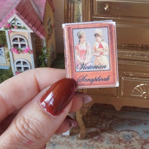 NEU**Victorian Scrapbooking Bilderbuch. 1:12 Miniatur für Puppenhäuser. Puppe Miniatur Buch Ephemera Bücher lesen Mini Bibliothek.