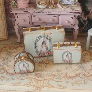 NEU** Puppenhaus Miniatur Shabby Kinderkoffer Set. Drei Gepäck Koffer für Puppenhäuser. 1:12 Miniatur Gepäck Miniatur Sammler.