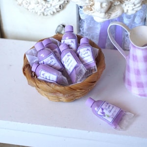 NEU**Puppenhaus Lavendel Lotion Cremes. 1:12 Miniatur Badezubehör für Puppenhäuser. Parfümerie Puppenhaus Miniatur.
