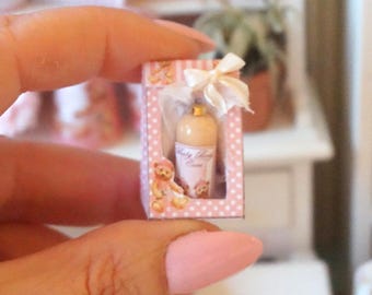 NOWOŚĆ**Perfumowe pudełko na prezent w formie domku dla lalek. Słodka kolekcja dla małej dziewczynki. Miniaturowe akcesoria do kąpieli w skali 1:12. Miniatura domku dla lalek z perfumami.