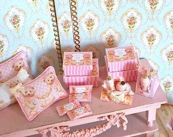Kolekcja różowych akcesoriów do pielęgnacji niemowląt w domku dla lalek. Miniaturowe akcesoria do kąpieli w domku dla lalek w skali 1:12. Miniatura perfumowanego domku dla lalek. Akcesoria do pokoju dziecięcego.