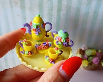 NEU** Puppenhaus Tablett mit Teeservice-Miniatur-Puppendekor. 1:12 reich verzierter Miniatur Kronleuchter Shabby Rokoko Dekor Kerze Puppenhaus.