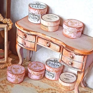 NEUE   ** Puppenstube shabby , Pariser Hutschachteln . 1:12 Miniatur romantische Schachteln Kleiderschrank Dekor ergänzt Damen Puder kleine Schachteln.