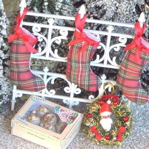 Bas de Noël vintage minable pour maison de poupée. Bas de Noël miniatures à l&#39;échelle 1:12 pour maisons de poupées. Décorations miniatures pour maisons de poupées.