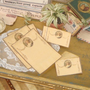 Folhas e envelopes vintage para casas de bonecas. Miniatura 1:12 para apicultura em casas de bonecas.