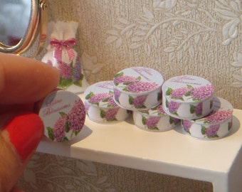 Colección Dollhouse Cream Lilac Blossom. Colección en miniatura 1:12 para casas de muñecas. Perfumería infantil para casa de muñecas en miniatura.